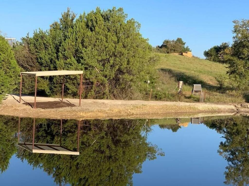 Reflection Cabin On Lake Godstone Villa Jacksboro Esterno foto