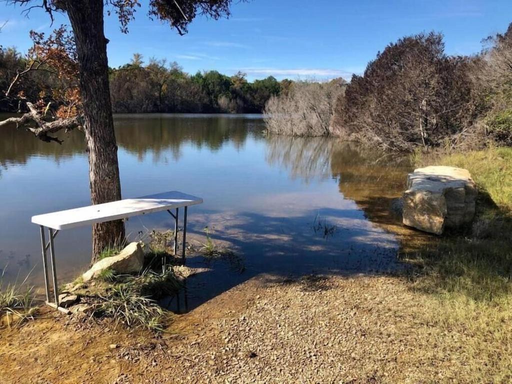 Reflection Cabin On Lake Godstone Villa Jacksboro Esterno foto