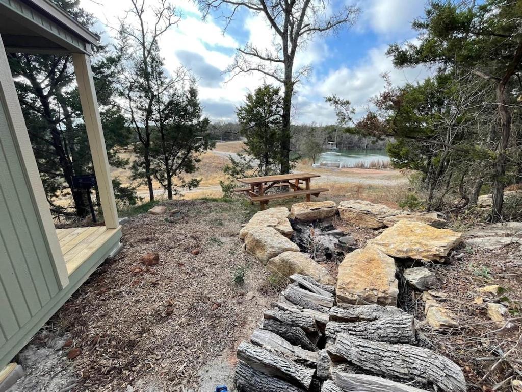 Reflection Cabin On Lake Godstone Villa Jacksboro Esterno foto