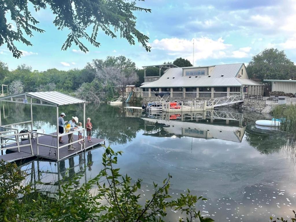 Reflection Cabin On Lake Godstone Villa Jacksboro Esterno foto